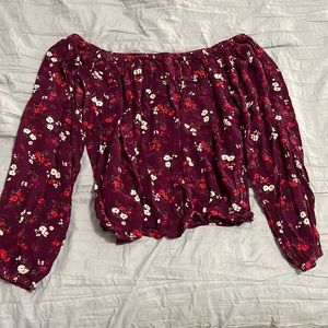 OFF THE SHOULDER LONG SLEEVE TOP WITH FLOWERS. HOLLISTER. SIZE L